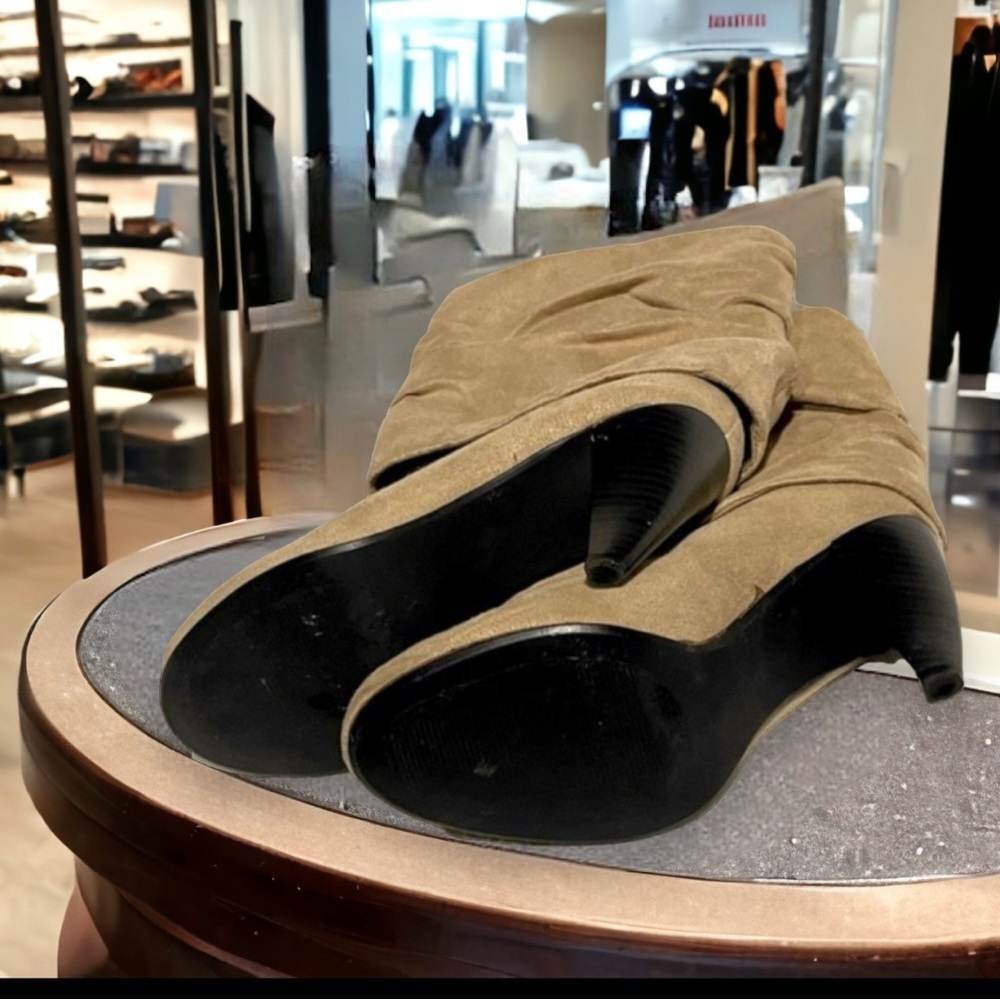 Women’s heeled ‘suede’ boots by Body Central. Size: 6 - Picture 3 of 9